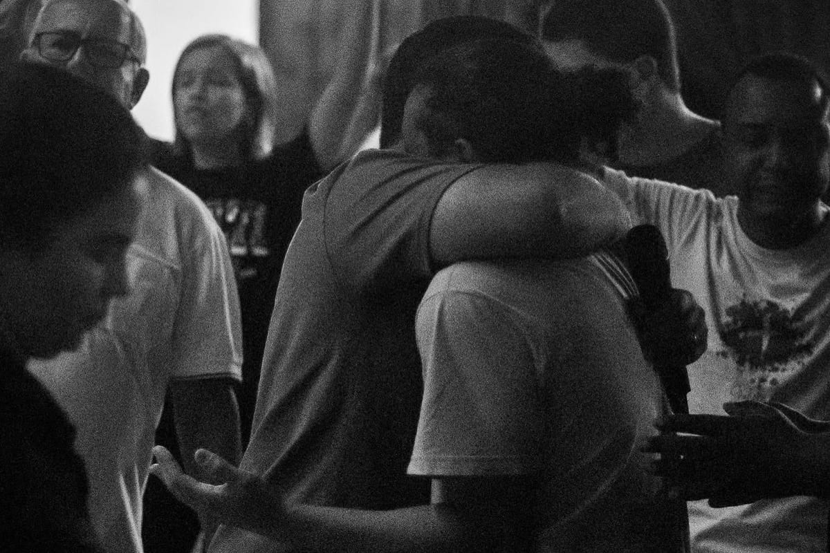 Membros da igreja reunidos em comunhão