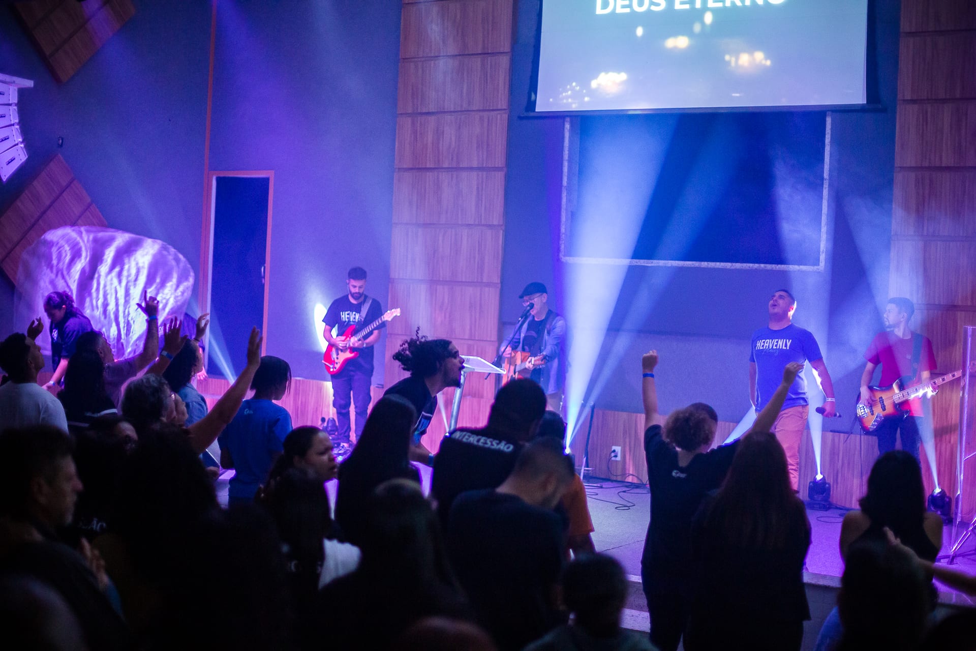 Congregação em louvor durante um culto da Igreja Batista Todos os Povos